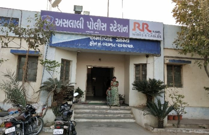 બારેજામાં પોલીસની મોટી રમત? રેડ કરી કોલ સેન્ટરમાં, ગુનો નોંધ્યો વરલી મટકાનો! ઉપરી અધિકારીને જાણ થતા 'પોલ' ખૂલી
