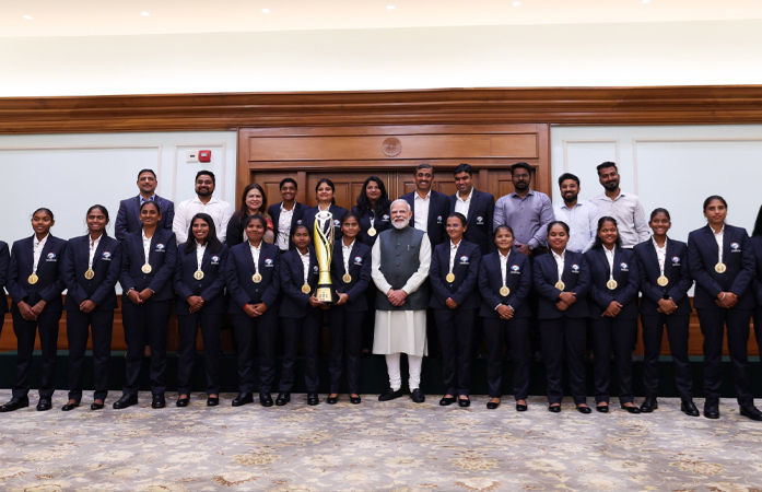 Photos: બ્લાઇન્ડ T20 વર્લ્ડ કપ ચેમ્પિયન ભારતીય મહિલા ટીમને મળ્યા PM મોદી, ખેલાડીઓને ખવડાવી મિઠાઈ