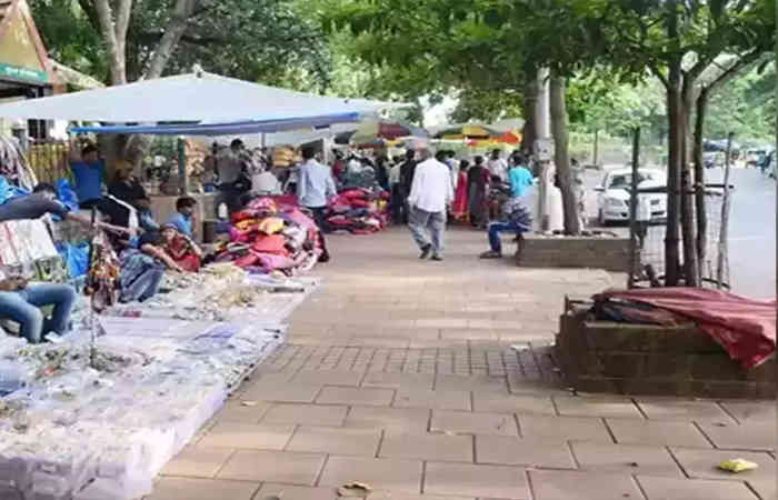 વડોદરા: સ્માર્ટ સિટીની કડવી વાસ્તવિકતા, લોકોને ચાલવા માટે બનાવાયેલા ફૂટપાથ પર ધંધાર્થીઓનો કબજો
