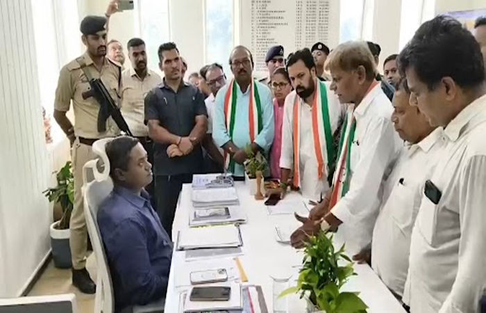 વડોદરા કોર્પોરેશન સ્ટ્રીટ વેન્ડર્સ પોલિસીનો અમલ કરે તેવી માગણી સાથે કોંગ્રેસનો દેખાવો