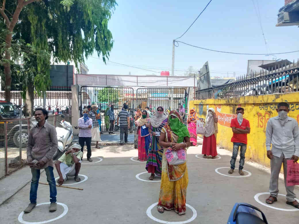 બેંક બહાર નાણાં લેવા ખાતેદારાેએ ડિસ્ટન્સ જાળવવા ચંપલ, બેગ મુકી લાઈનમાં વસ્તુઓ મુકી જગ્યા રોકી