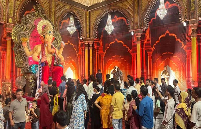 સુરત: લાલ બાગના રાજાને પહેરાવેલા વસ્ત્રો કૈલાસનગર ગણેશ મંડપમાં શ્રીજી સાથે દર્શનમાં મુકવામાં આવ્યા