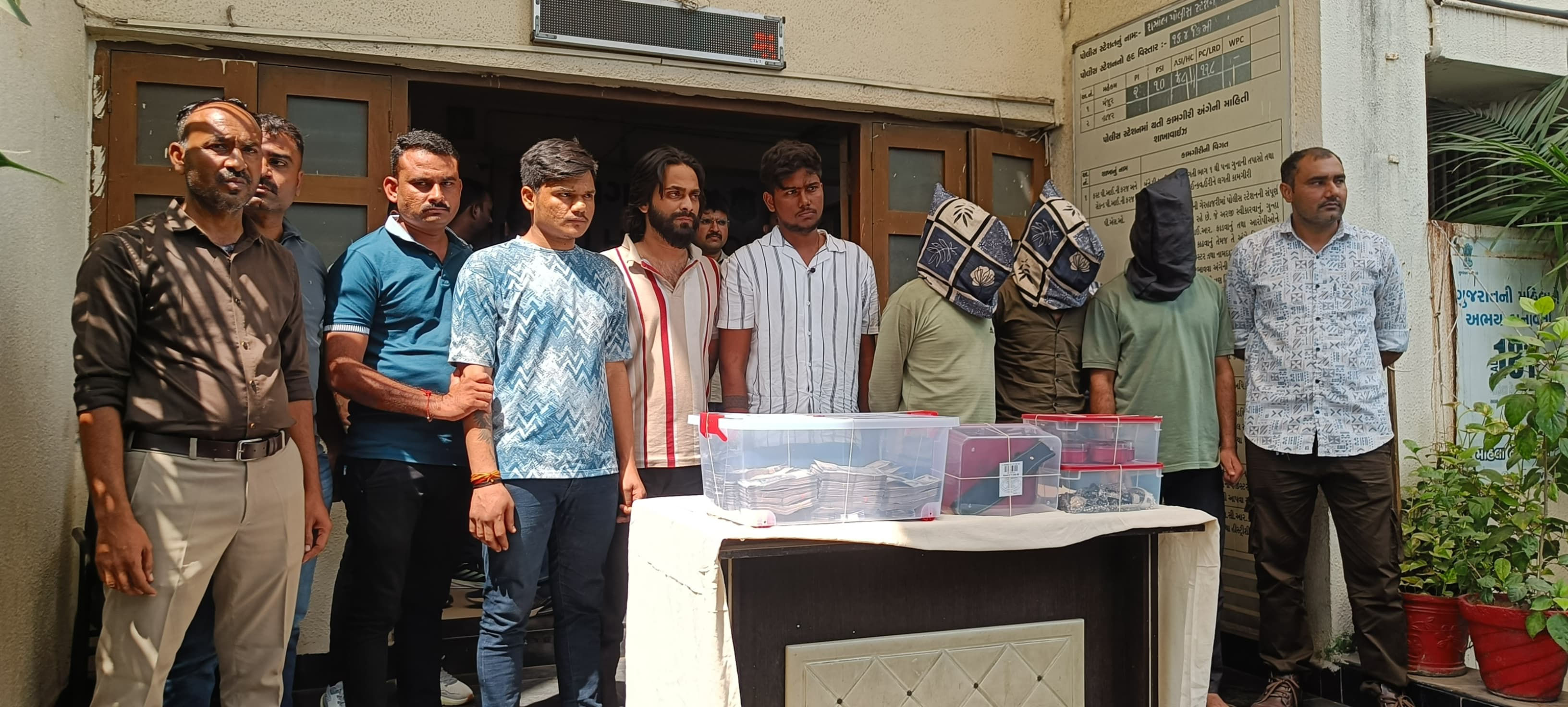 કોટાથી છ આરોપીઓને ઝડપી લીધા ૨૬ લાખની રોકડ સહિતનો  મુદ્દામાલ જપ્ત