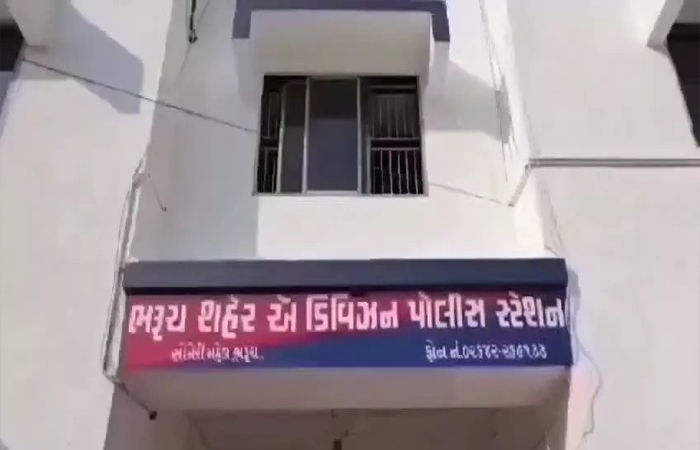 શ્રીજીની સવારીમાં થયેલ ધક્કામુક્કીની અદાવતે ત્રણ મિત્રો ઉપર હુમલો, 4 વિરુદ્ધ ગુનો નોંધાયો