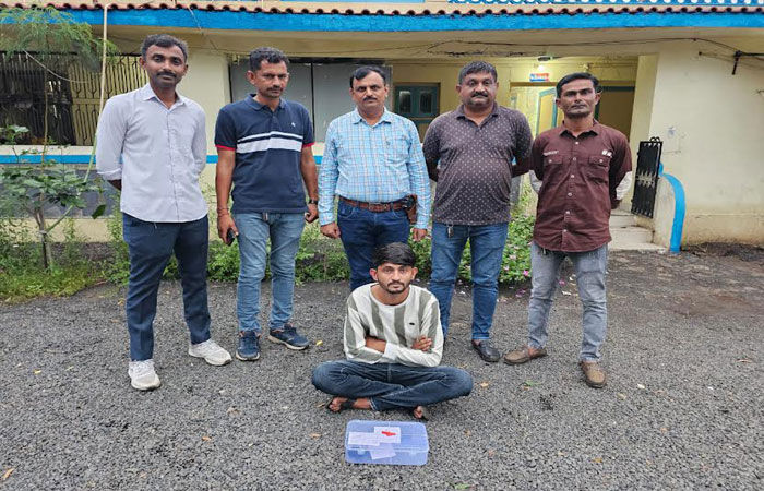 દસાડાના સેડલા નજીક ગેરયાદે તમંચા સાથે શખ્સ ઝડપાયો
