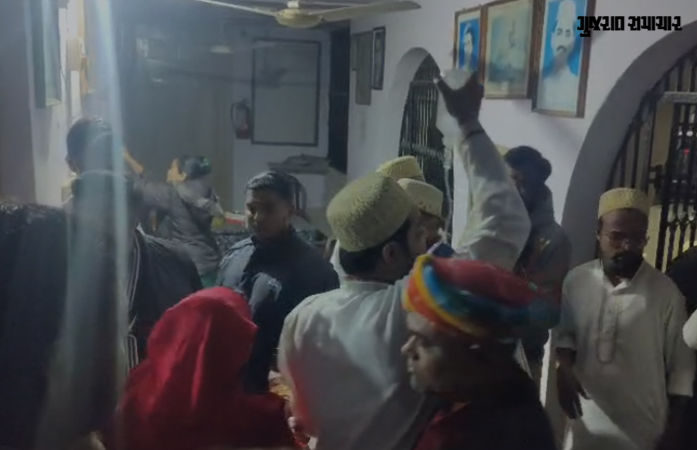 અમદાવાદ: ધોળકાના કૌકા ગામે લગ્ન પ્રસંગમાં ​મીઠાઈ ખાધા બાદ ફૂડ પોઈઝનિંગ, 50થી વધુ લોકોની તબિયત બગડી