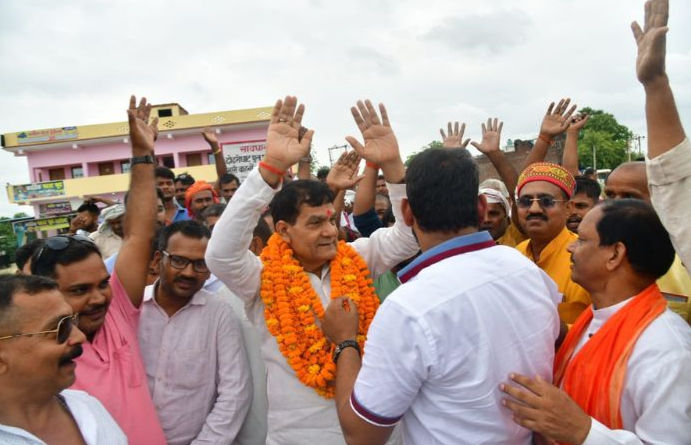VIDEO: 'સાહેબ માત્ર 3 કલાક વીજળી આવે છે', જય શ્રીરામનો નારો લગાવી પ્રજાની ફરિયાદોથી ભાગ્યા મંત્રી