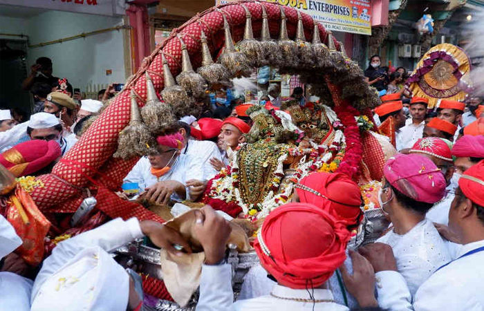 વડોદરામાં ભગવાન નરસિંહજીના વરઘોડાની પૂર્વ તૈયારી : માંડવી રોડથી ફતેપુરા તુલસીવાડી સુધીના ખાડાનું પેચ વર્ક કરાયું