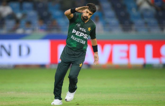 VIDEO: IND vs PAK મેચમાં પાક. બોલરે 'ફાઈટર જેટ' પ્લેનની નકલ કરતાં ફેન્સ ભડક્યાં