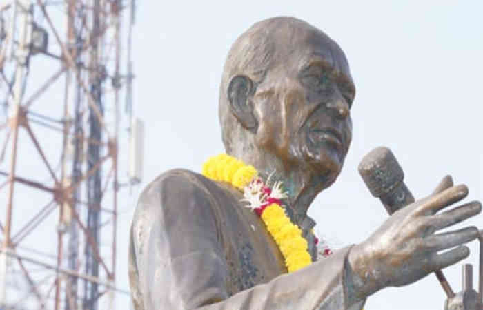 વડોદરા: બ્રિજની કામગીરીને લીધે લોકનાયક જયપ્રકાશ નારાયણની પ્રતિમાનું ટેમ્પરરી સ્થળાંતર