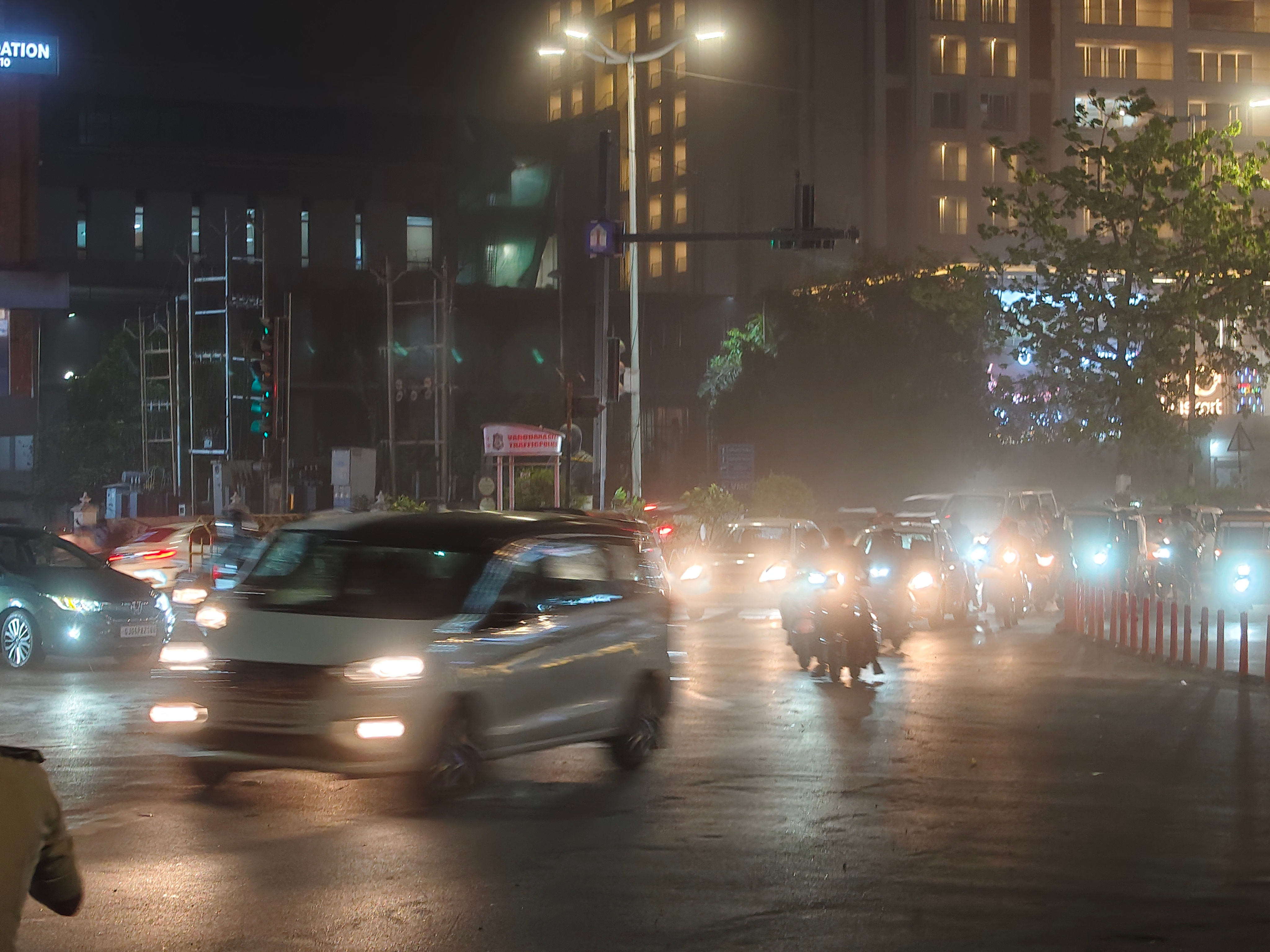 વડોદરામાં સાંજે ૬૦ કિલોમટીરની ઝડપે વંટોળ સાથે વરસાદ