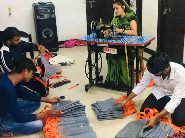 રાયપુરનો આ પરીવાર કાપડની થેલીઓ બનાવી લોકોને મફત વહેંચે છે