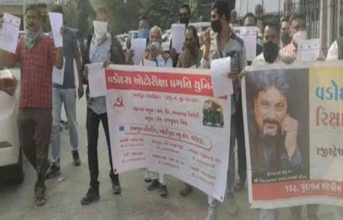 વડોદરા: સીએનજી ભાવવધારા સામે રિક્ષાચાલકોનું કલેકટરને આવેદન