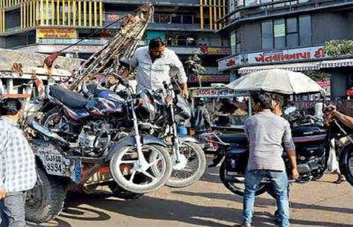 પાલનપુર પાટીયા શાકભાજી માર્કેટ પાસે બાઇક ચાલકની ટ્રાફિક પોલીસ સાથે ઝપાઝપી