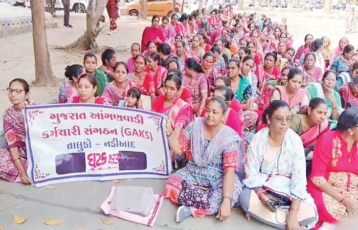 ખેડા જિલ્લાની આંગણવાડી અને આશાવર્કર બહેનોનું સૂત્રોચ્ચાર સાથે આવેદન
