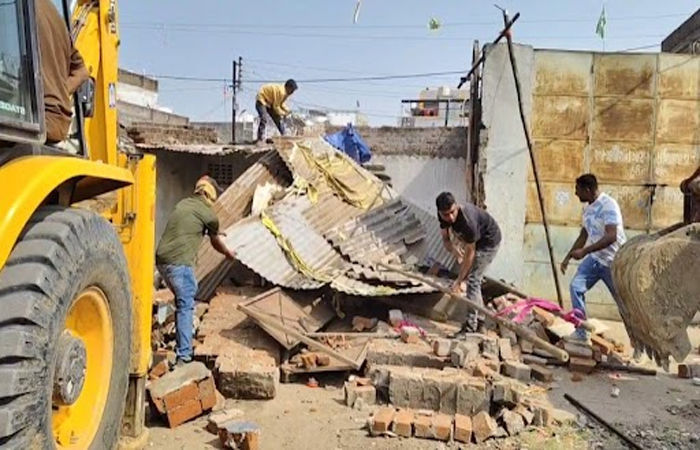 વડોદરામાં સયાજીગંજ વિધાનસભા વિસ્તારને ઝૂંપડપટ્ટી મુક્ત કરવાનું અભિયાન : ઝૂંપડપટ્ટી તોડવા જતા ભાજપ-કોંગ્રેસ આમને સામને