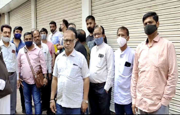 વડોદરા: GST ના વિરોધમાં ફૂટવેર એશોસિએશને અડધો દિવસ દુકાનો બંધ રાખી