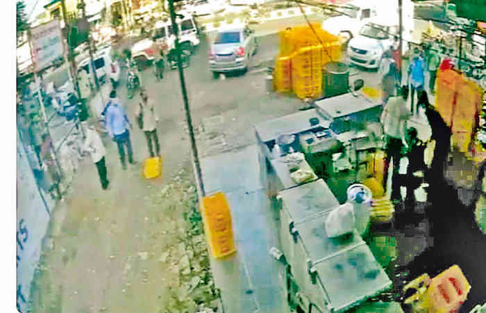 બાયડ પોલીસની દાદાગીરી માસ્ક ન પહેરનાર વેપારીએ દંડમાં સિક્કા આપતા મારમાર્યો