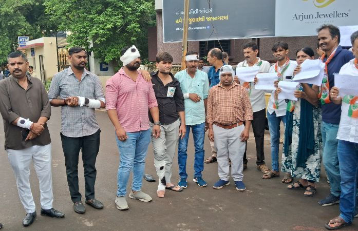 જામનગરમાં કોંગ્રેસનો 'પાટા-પીંડી' વિરોધ, મહીસાગર બ્રિજ દુર્ઘટનાના મુદ્દે ભાજપ સરકારને ઘેરી