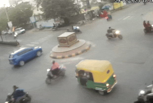 અમદાવાદઃ નારણપુરામાં અકસ્માતની વણઝાર, રોંગ સાઇડમાં કારચાલકે અનેકને અડફેટે લીધા, જાનહાનિ ટળી