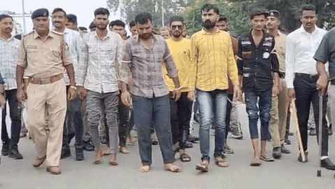 ગોધરામાં પોલીસ સ્ટેશન પર હુમલાનો વિવાદ: ધમાલ મચાવનારા આરોપીઓનું પોલીસે કાઢ્યું સરઘસ