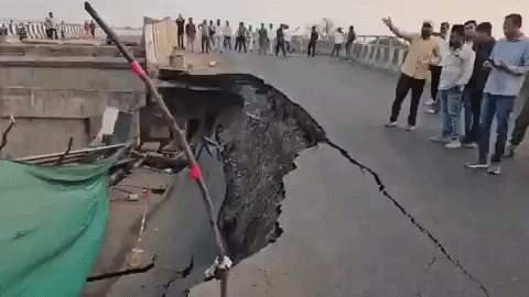 VIDEO : 400 કરોડના ખર્ચે બનેલો બ્રિજ 4 વર્ષમાં ધરાશાયી, MPમાં ભાજપના ભ્રષ્ટાચારની પોલ ખુલી