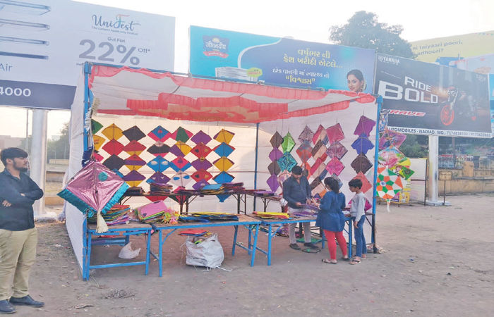 ગેરકાયદેસર પંતગનો સ્ટોલ બનાવી દબાણ કરાતા લારીઓ ધારકોમાં રોષ
