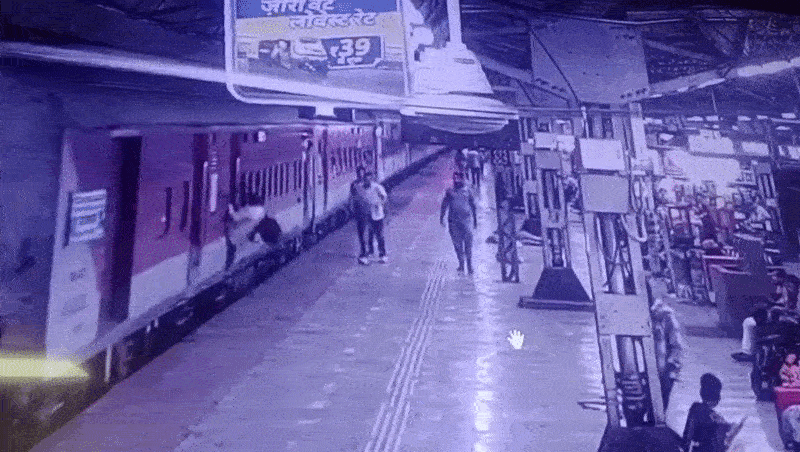 અમદાવાદમાં RPF જવાનોની સતર્કતાએ ટ્રેન નીચે કચડાતા બચ્યો મુસાફર, ઘટનાના CCTV સામે આવ્યા