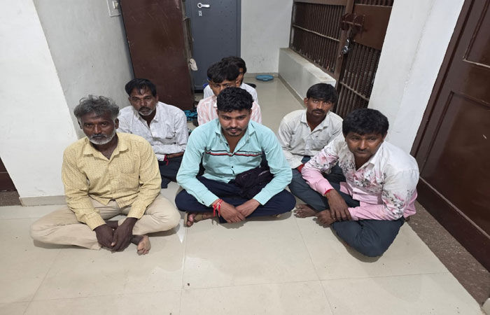 ચોટીલાના દેવસર ગામેથી 1 મહિલા સહિત 8 શકુનીઓ ઝડપાયા, 1 ફરાર
