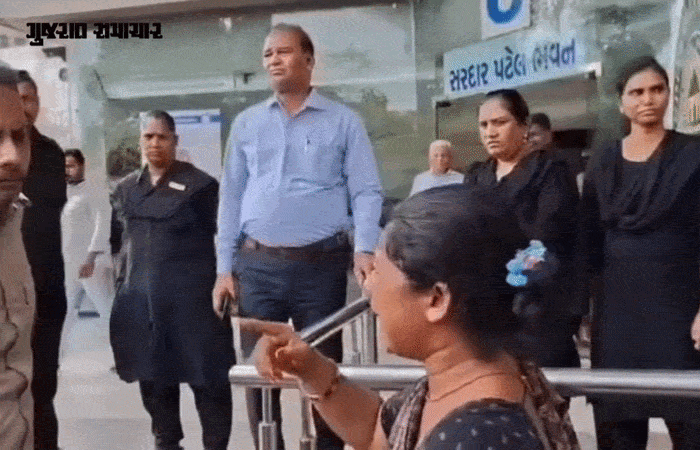 VIDEO | 'લારી  પાછી આપો નહીં તો દારૂ વેચીશ..!' અમદાવાદમાં રોજગારી છીનવાતા વિધવા મહિલાની રડતી આંખે AMC કચેરીએ હૈયાવરાળ