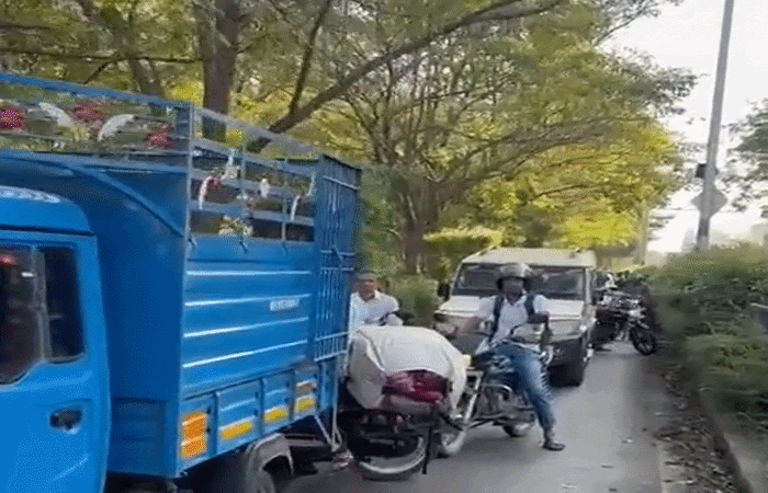 સુરત મ્યુનિ. કમિશનર રસ્તા પર ઉતર્યા : BRTS કોરિડોરમાં વાહન ચલાવતા વાહન ચાલકોને પાઠ ભણાવ્યો