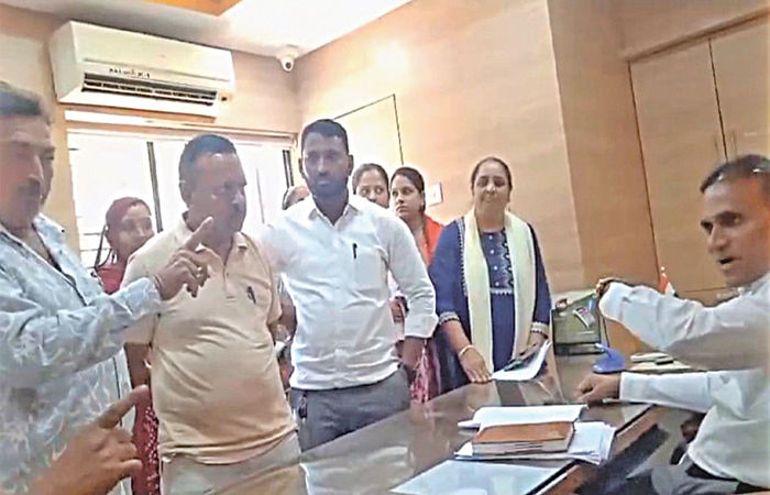 મહેમદાવાદ પાલિકાની સભામાં ભાજપના સભ્યોનો હોબાળા સાથે વોકઆઉટ