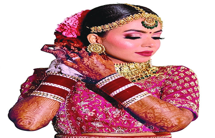 લગ્ન સમયે વધૂના હાથમાં શોભતો 'ચૂડો'                       .