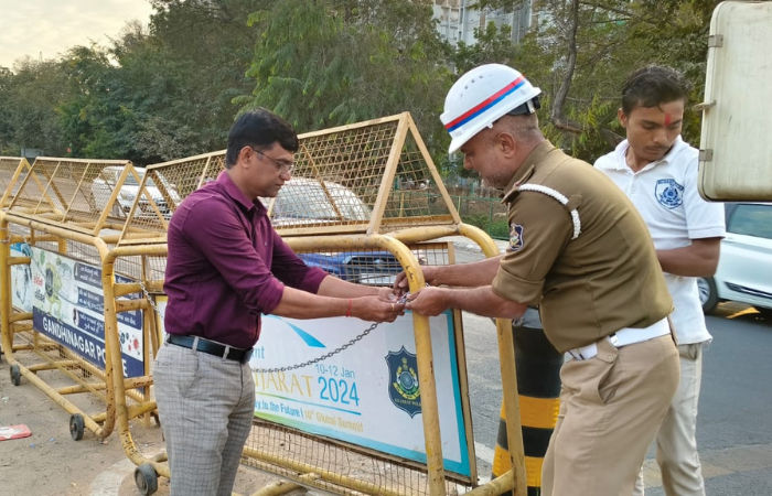 Police install barricades to stop commuters using slip road near ‘Kamalam’