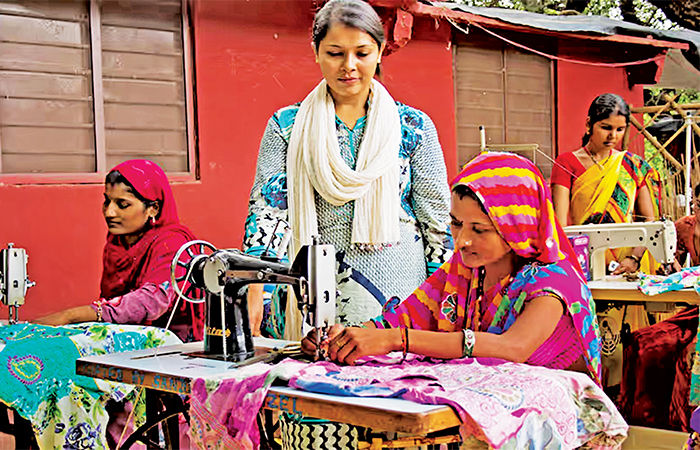 ક્રાફ્ટ દ્વારા બહેનોને પગભર કરી                                     .