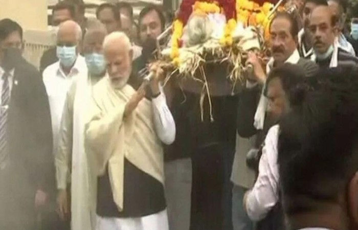 હીરાબા અનંત સફર પર, ભાવુક PM મોદીએ માતાને કાંધ આપી