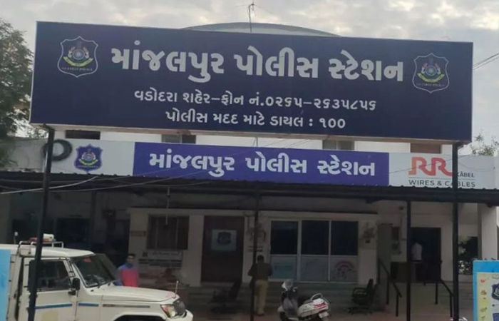 વડોદરામાં ઘરની બહાર પાર્ક કરેલ ઇ-સ્કૂટરમાં તોડફોડ કરનારની અટકાયત : કાન પકડાવી ઉઠક બેઠક કરાવી
