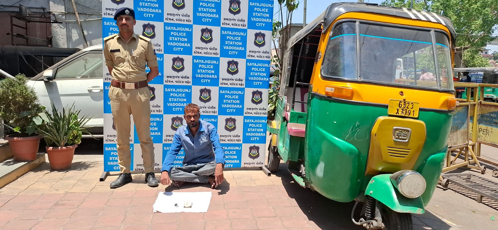 પેટલાદનાે ઠગ ત્રાટક્યોઃદીકરીના લગ્ન માટે પૈસા ઉપાડી નીકળેલા નિવૃત્ત કર્મીને રિક્ષામાં બેસાડી 50000 સેરવી લીધા