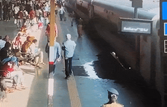 અમદાવાદ રેલવે સ્ટેશન પર RPF જવાન બન્યો દેવદૂત: ચાલુ ટ્રેનમાં ચઢવા જતાં પટકાયેલી મહિલાનો જીવ બચાવ્યો