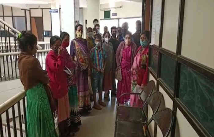 વડોદરા: વોર્ડ નંબર 8 ની ઓફિસમાં આયુષ્યમાન અને આધારકાર્ડ મુદ્દે લોકોનો હોબાળો
