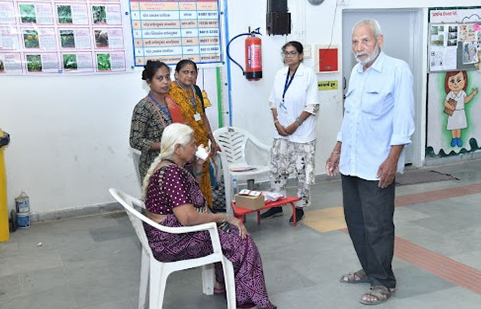 મતદાન કરતી વખતે ચક્કર આવ્યા, મતદાન મથકમાં જ સારવાર કરવી પડી