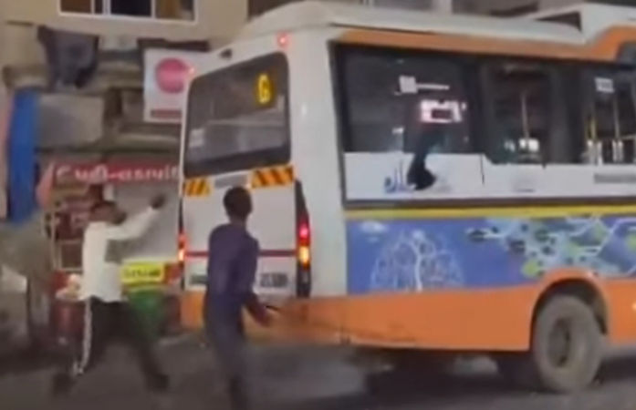 અમદાવાદ: નારણપુરામાં રાહદારીના પગ પર  BRTS બસનું ટાયર ફરી વળતાં બસમાં તોડફોડ, 2 સામે ફરિયાદ