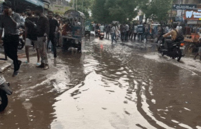 VIDEO : નરેન્દ્ર મોદી સ્ટેડિયમ પાસે ભરાયા પાણી, ગુજરાત-મુંબઈની મેચ જોવા આવેલા ક્રિકેટ રસિયાઓ થયા હેરાન