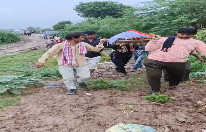 જોરાવરનગરમાં રાવળદેવ સમાજના સ્મશાનના મુખ્ય માર્ગ પર કિચડથી નનામી પડવાનો ભય