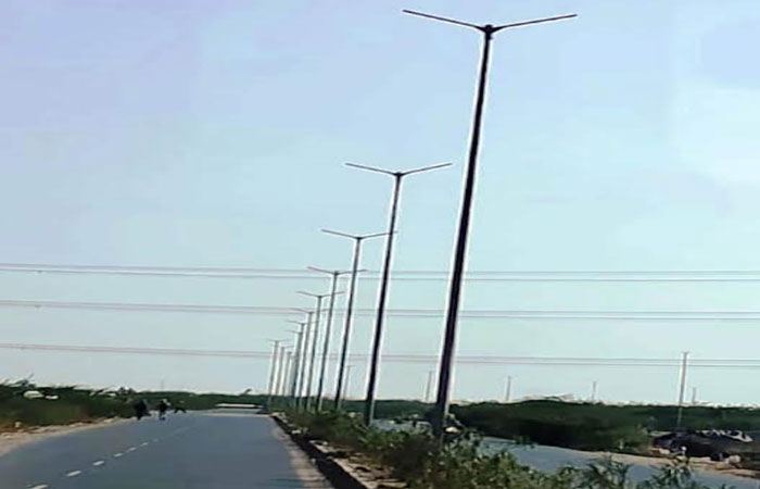 ટી.પી.રોડ ઉપરના સ્ટ્રીટલાઈટના ઉભા પોલ શોભાના ગાંઠીયા જેવા