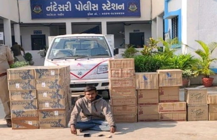 વડોદરાના ફાજલપુર નજીક દારૂની 2052 બોટલ સાથે રજીસ્ટ્રેશન વગરનો ટેમ્પો પકડાયો