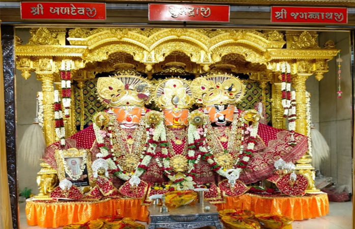 રથયાત્રાના એક દિવસ અગાઉ જગતના નાથે ધારણ કર્યો 'સોનાવેશ', ભક્તોનું ઘોડાપૂર; મોસાળમાં તૈયારીઓનો ધમધમાટ