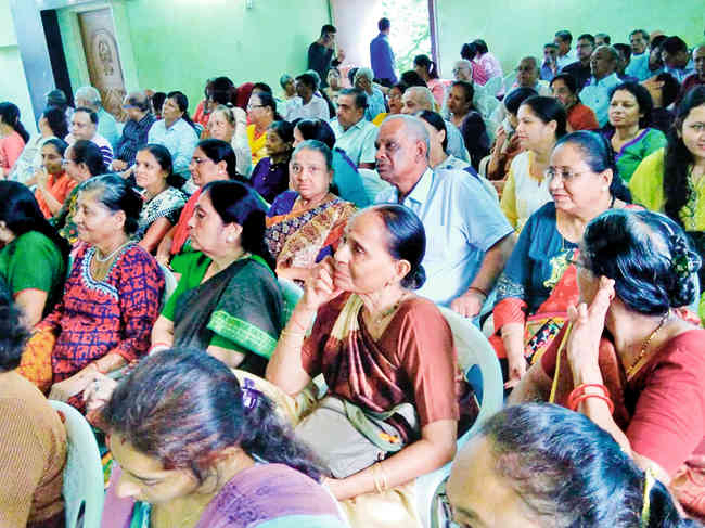 'દેવની શેરી' પોળના 240 મિત્રો 45 વર્ષ પછી મળ્યા અને હર્ષની લાગણી સાથે ભેટી પડયા
