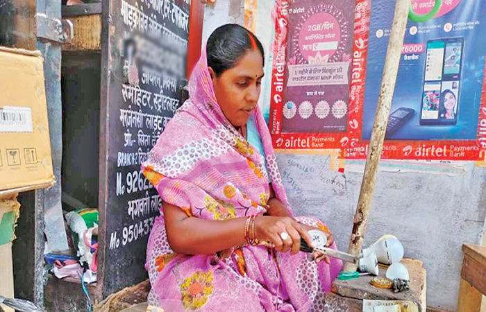 મહિલા ઇલેક્ટ્રિશિયન સીતાદેવી                   .
