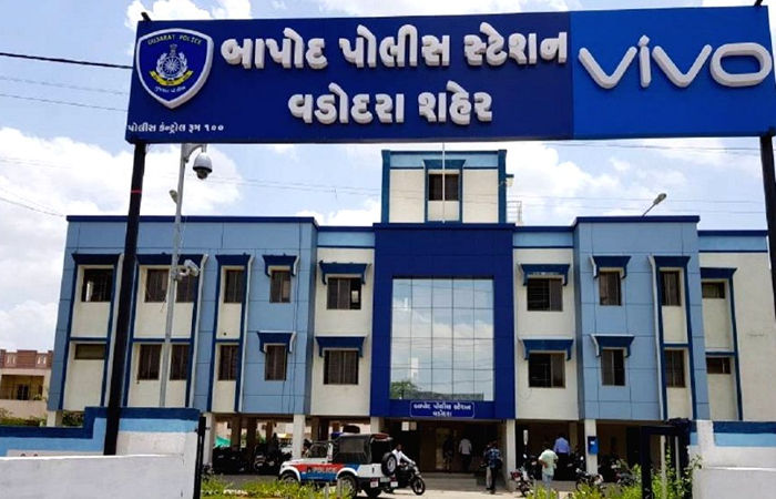 ગલીમાંથી મારે ટ્રક કાઢવી છે તમારી રીક્ષા નડે છે..!! વૃદ્ઘાને વિશ્વાસમાં લઈ શખ્સ રીક્ષા લઈ રફુચક્કર
